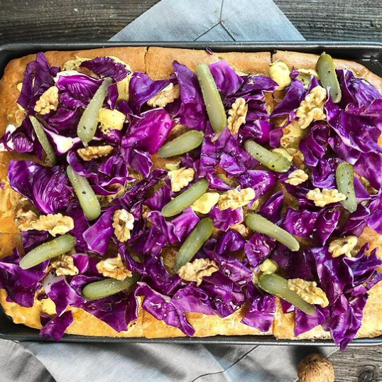 Ricetta Focaccia con cavolo viola, cetrioli, senape e noci